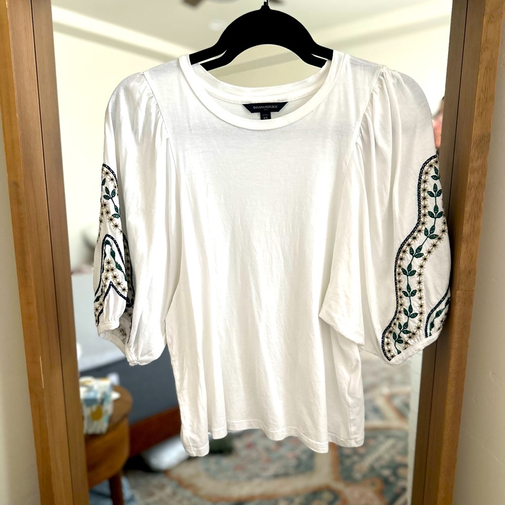 Banana republic balloon sleeved embroidered top